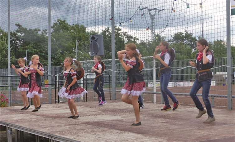 Mit Feuereifer dabei. Die Kinder beim Auftritt.  Privat