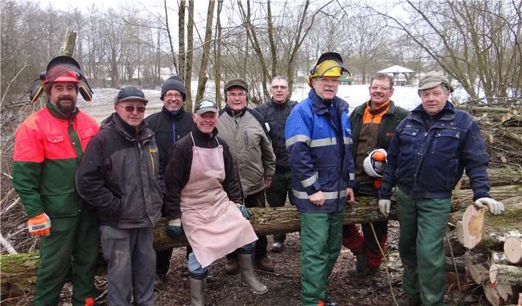 Mit „Feuereifer“ dabei waren die Mannen des örtlichen Feuerwehrvereins.  privat