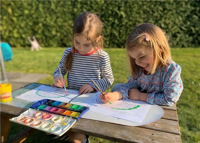 Mit Feuereifer malten Charlotta (6 Jahre) und Flora 3 Jahre) aus Treis-Karden bunteRegenbögen, um sie an das Fenster ihres Kinderzimmers zu kleben. Die originelle Idee desRegenbogen-Malens stammt aus dem krisengeplagten Italien. Hier signalisieren Kinder als erste, dass in demjeweiligen Haus auch Jungen und Mädchen mit ihren Eltern ausharren und auf bessere Zeiten hoffen. Foto: TT