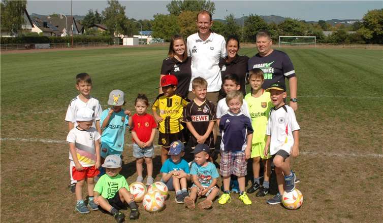 Mit Feuereifer war der jüngste Fußballnachwuchs beim Schnupper-Training der JSG Sinzig auf dem Rasen des Rhein-Ahr-Stadions bei der Sache.BL