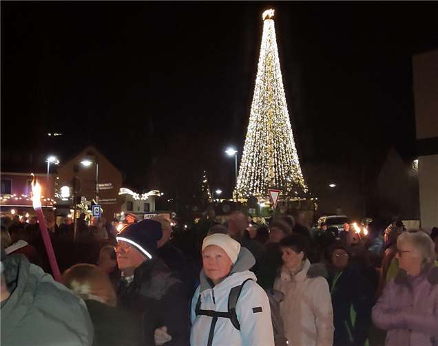Mit Feuerfackeln gingen zur Weihnachtsdorferöffnung etwa 100 Teilnehmer durch Waldbreitbach.
