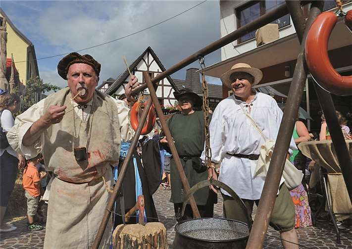 Mit Feuerzauber erfolgte die Proklamation der neuen Weinkönigin.Detlef Fix