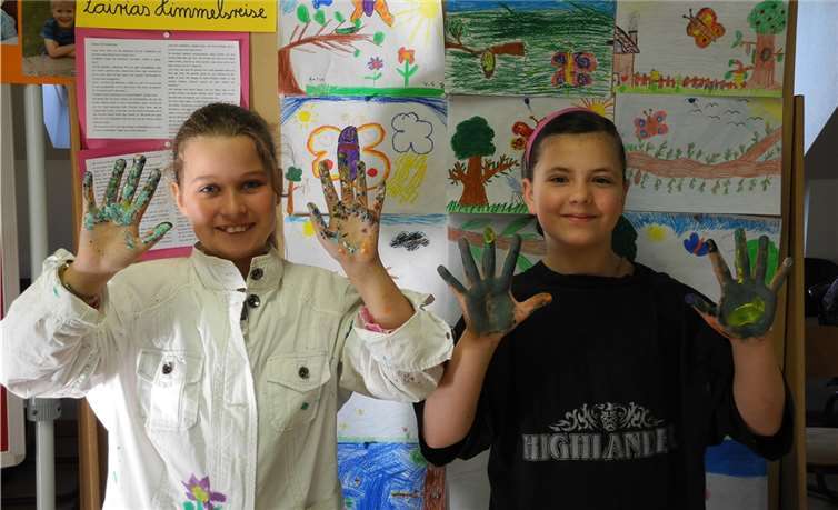 Mit Fingerfarben gestalteten die Kinder „Gefühlbilder“.