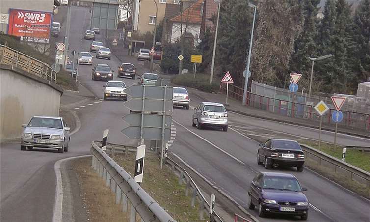 Mit Flaggen wollen die Lohrsdorfer ihrem angestauten Ärger schon ab dieser Woche Luft machen. RERE