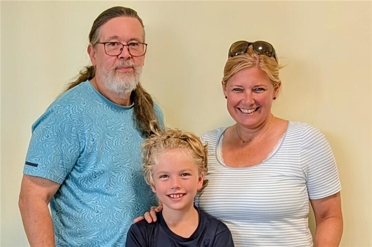 Mit Foto und Handschlag besiegelten Schulleiterin Frau Rube, Schulleiterin der GS Pfaffendorfer Höhe, und Rudi Stieling die Zusammenarbeit schon im Sommer. Foto: GSL