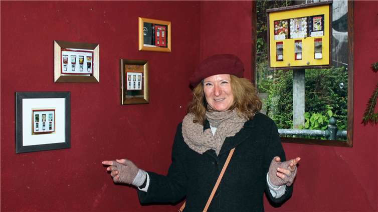 Mit Fotos von Kaugummiautomaten wartete Heidi Capl auf