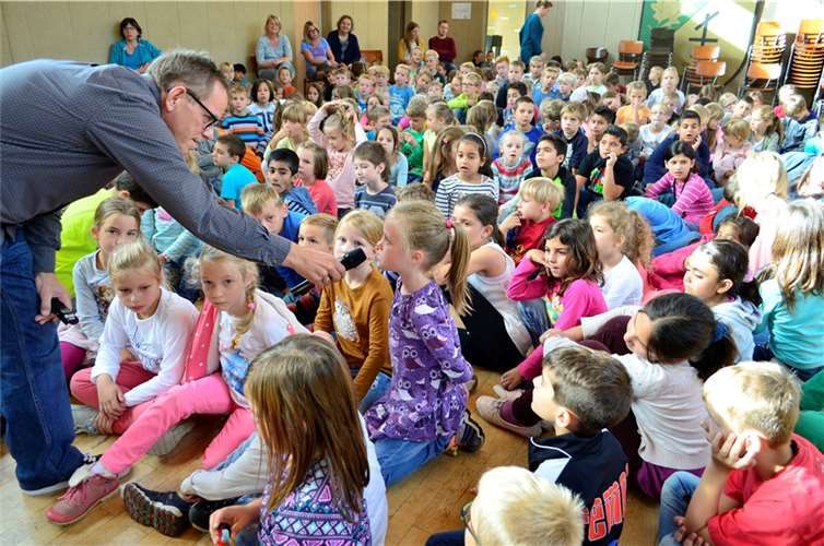 Mit Fragen und Antworten führte Klaus Ober die Kinder durch das Thema