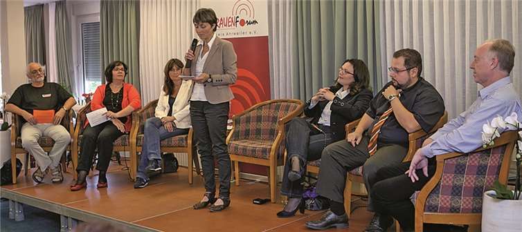 Mit Frauenfragen beschäftigte sich das Podium, zu dem das Frauenforum Ahrweiler die sechs Bundestagskandidaten im Wahlkreis 199 eingeladen hatte (v.li.): Dr. Gernot Reipen (Piratenpartei), Marion Morassi (Die Linke), Mechthild Heil (CDU), Moderatorin Vera Uhlemann, Andrea Nahles (SPD), Michael Salzmann (FDP) und Klaus Meurer (Grüne).VJ