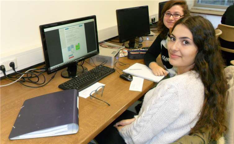 Mit Freude dabei: Elif Kilicaslan und Sophie Borrero-Wolf aus dem Leistungskurs Mathematik.