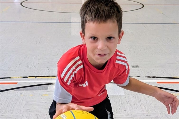 Mit Freude, das zeigen die Augen, wird Basketball gelernt.