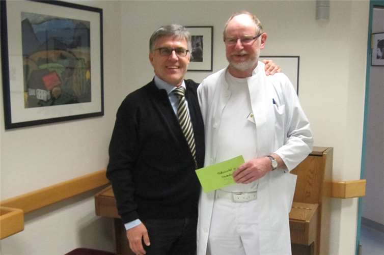 Mit Freude nahm Oberarzt Dr. Eckehard Louen (r.) die Spende der Stadt Sinzig von Bürgermeister Wolfgang Kroeger entgegen. privat