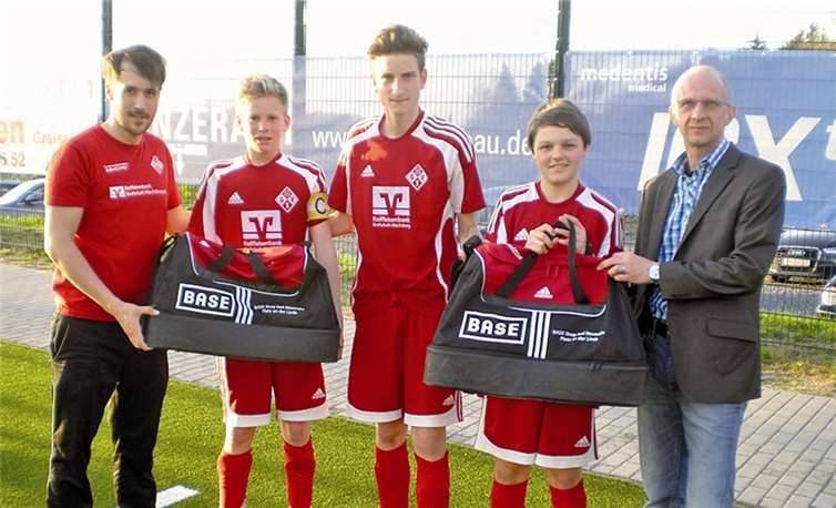 Mit Freude nahm die C-Jugend die neuen BASE-Taschen entgegen. privat