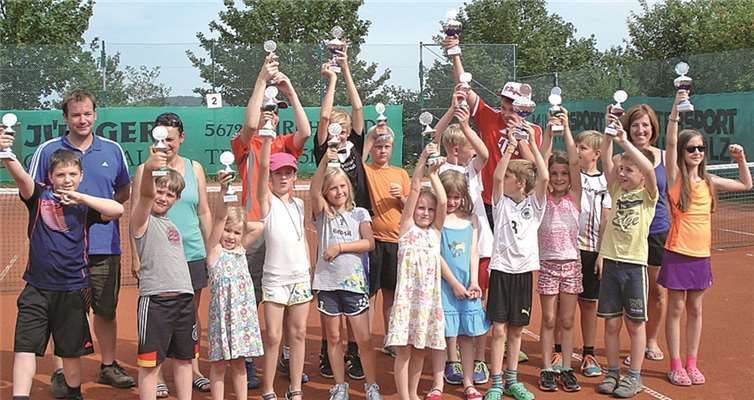 Mit Freude nahmen die Spielerinnen und Spieler ihren Pokal entgegen. privat