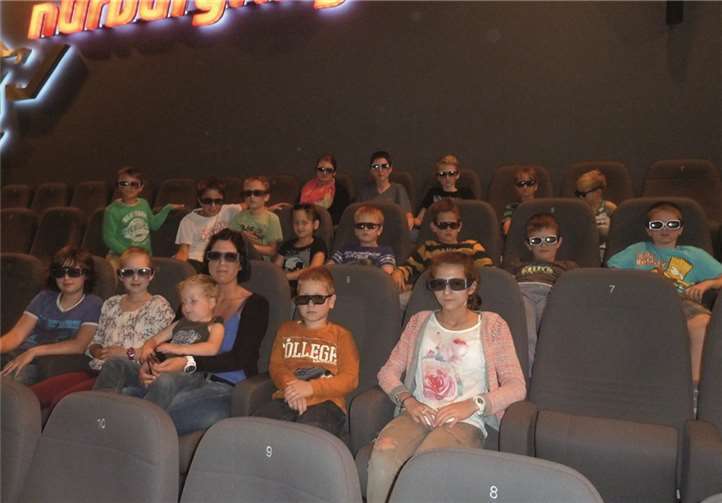 Mit Freude schauten sich die Kläpperkinder den Film des 24-Stunden-Rennens an.Privat