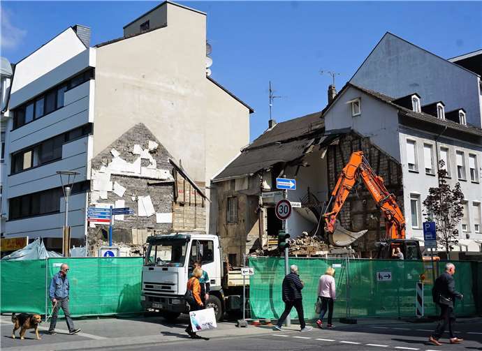 Mit Freude stellten die Besucher fest, dass der Schandfleck an der Ecke Markstraße/Engerser Straße endlich abgerissen ist.