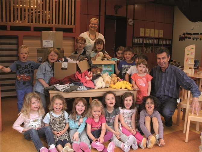 Mit Freude und Begeisterung sammeln die Mädchen und Jungen des Kindergartens in Senheim unter Leitung von Judith Angsten Kleidung und Spielsachen für gleichaltrige Kinder im rumänischen Sinti- und Romadorf Hetea. Die ersten Pakete für die Hilfsaktion von Günter Weckbecker (rechts) sind bereits gepackt.Jürgen Claßen