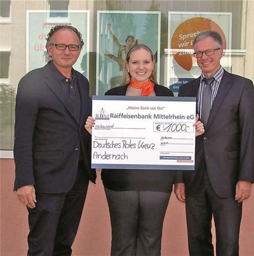 Mit Freuden nahm der 1. Vorsitzende des Ortsvereins OB Achim Hütten den symbolischen Scheck von Filialleiter Uwe Loscheider und Kundenberaterin Jennifer Osterwind entgegen. privat