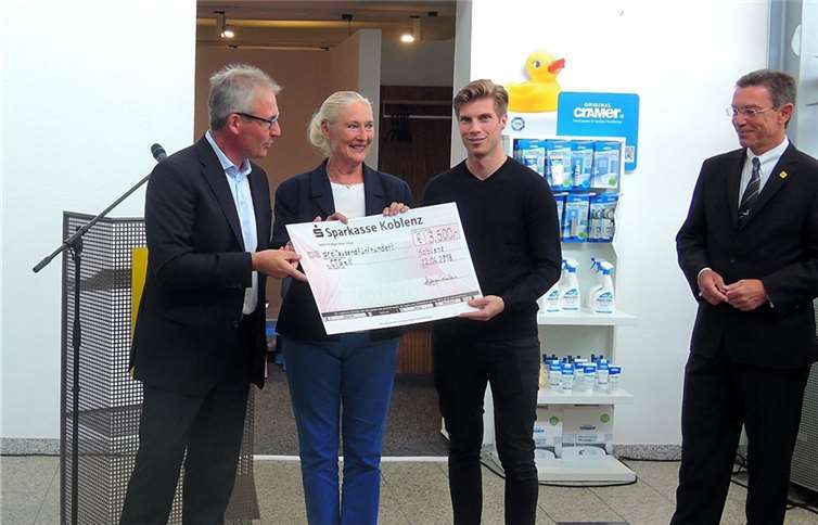 Mit Freuden präsentierten Peter Joppichund Monika Sauer (Mitte) den für die CTG ausgestellten Scheck.