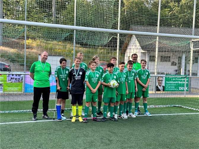 Mit Freuden wurden die Medaillen zum Gewinn der Kreismeisterschaft und ein Spielball vom Kreisvertreter Horst Setzepfandt entgegengenommen. Quelle: JSG Vulkaneifel