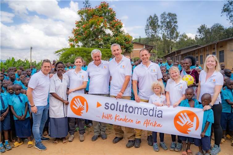 Mit Freunden, Mitarbeitern seiner Werbeagentur und Reiner Meutsch (4. v.l.) reiste Jörg Zimmer eine Woche lang durch Ruanda. Copyright: Stephan Eismann/soluto media