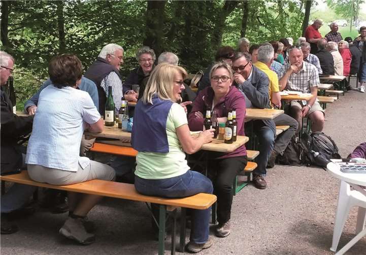 Mit Freunden ein kühles Bier trinken und leckere Grillgerichte probieren: Beim Waldfest in Treis ist das immer möglich.