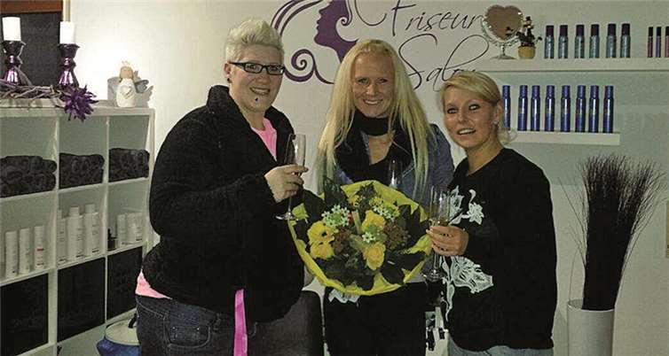 Mit Freunden und Bekannten feierte Christina Schmitz nun die Eröffnung ihres Friseurlandens.privat