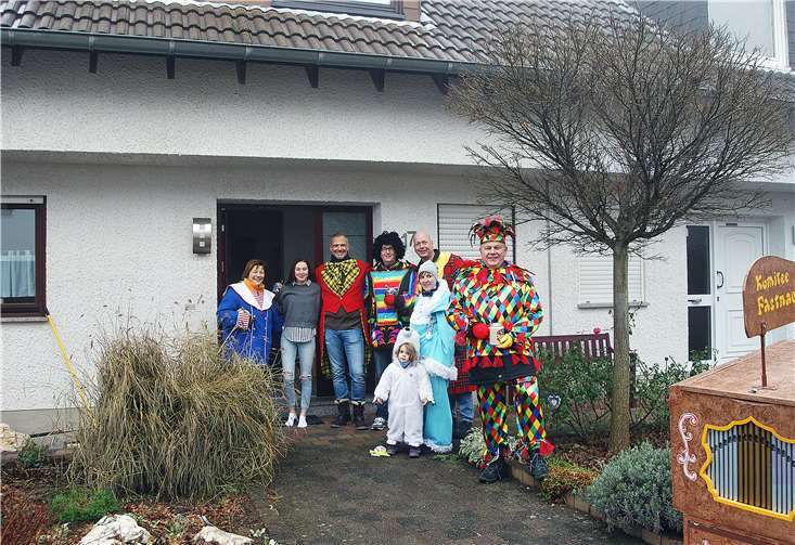 Mit Frohsinn und Heiterkeit trotzen die Komiteeler dem trüben Wetter und verbreiteten gute Laune in den Straßen der Stadt.