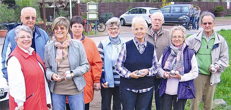Mit „Frühlings-Elan“ wurden die Boule-Kugeln geworfen.  privat