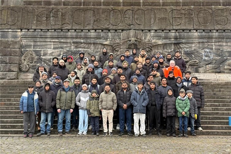 Mit Gebet und Besen: Junge Muslime gestalten das Stadtbild positiv. Fotos: Ahmadiyya Muslim Gemeinde Koblenz