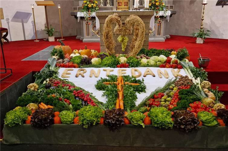 Mit Gemüse und Obst aus der Region wurde der Altar geschmückt. 