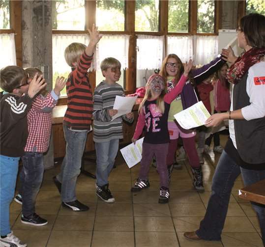 „Mit Gemütlichkeit kommt das Glück auch zu Dir“, versprach die Musicalgruppe der Ferienspaßwoche. DL