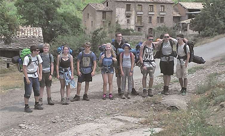 Mit Gepäck durchstreiften die Jugendlichen die Pyrenäen. privat