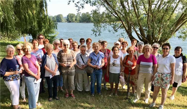 Mit Gesängen und Texten zu Gottes Spuren waren 33 Frauen unterwegs die Natur am Rhein zu erkunden. Foto: privat