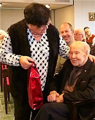 Mit Gesang bereiteten die Sängerinnen und Sänger des GV Frohsinn Eich den Bewohnern des Seniorenheims St. Stephan eine Freude. Foto: privat