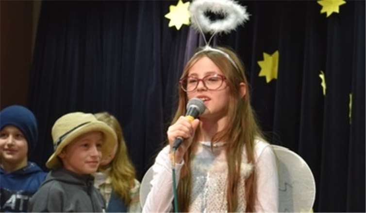 Mit Gesang und Gedichten stimmten die „kleinen Künstler“ auf das Weihnachtsfest ein.