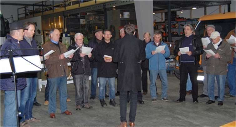 Mit Gesang wurde der Mai begrüßt – wegen des Regens in der Fahrzeughalle der Gärtnerei Kraus.