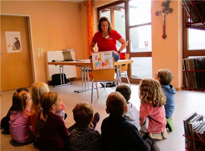 Mit Geschichten aus einem Kniebuch fesselte Bibfit-Spezialistin Angelika Koenen ihre kleinen Zuhörer.