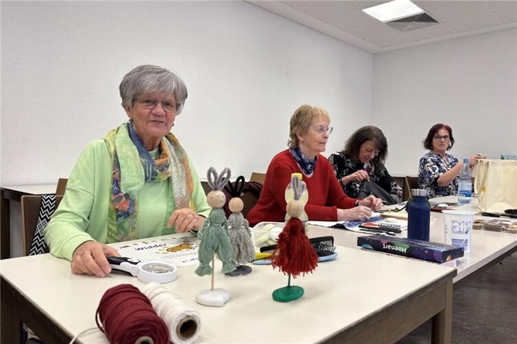 Mit Geschick, Geduld und einem guten Auge für Farben und Formen entstanden dabei zahlreiche liebevoll gestaltete Unikate, die nun als frühlingshafte Dekorationen die Vorfreude auf das Osterfest wecken.