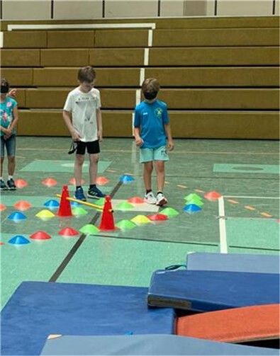 Mit Geschick und Teamunterstützung durch den Parcours. Foto: privat