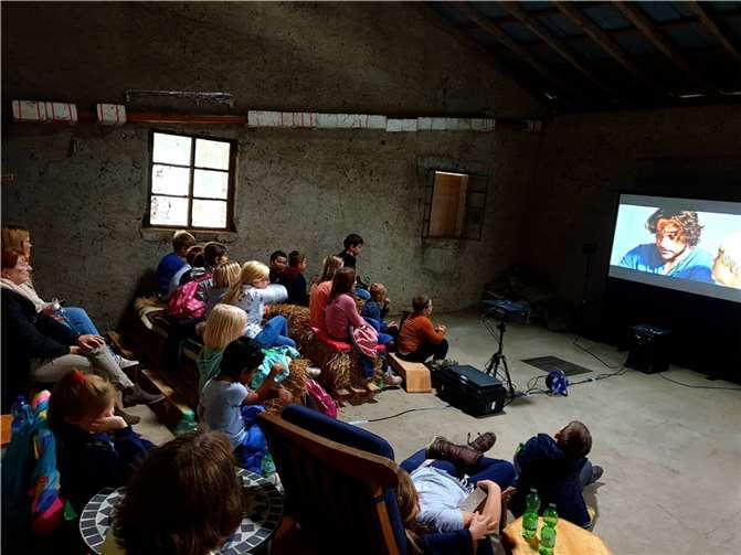 Mit Getränk und Popcorn versorgt, kauerten die jungen Besucher auf dem Lager in der Scheune.  Fotos: privat