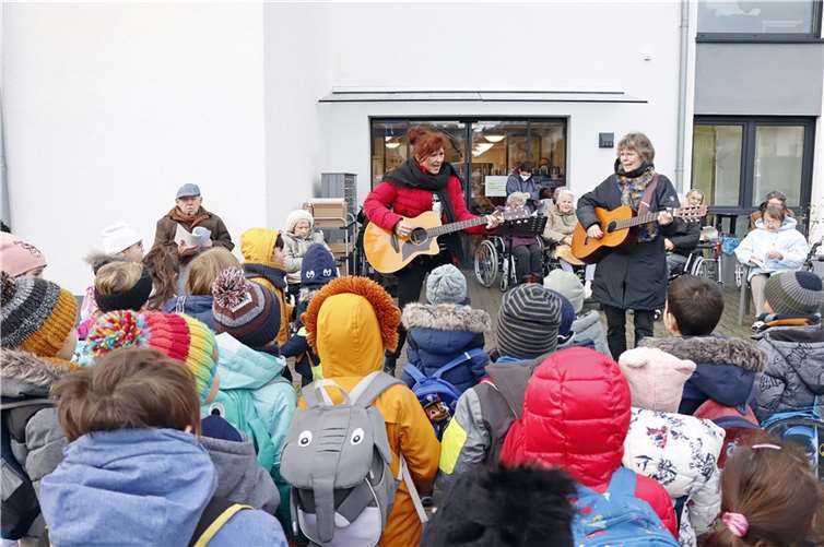 Mit Gitarrenbegleitung brachten die Kinder der KiTa Sonnenschein den Nachbarn des Seniorenzentrums St. Franziskus einen musikalischen Nikolausgruß. Fotos: privat