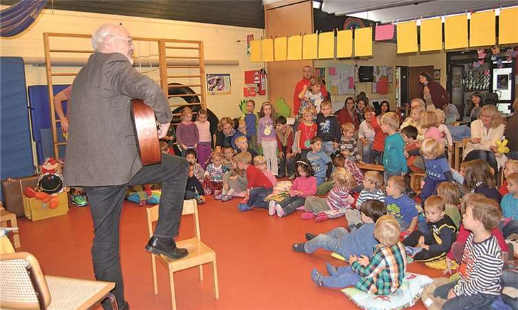 Mit Gitarrenbegleitung sangen die Kinder „Das eine Kind ist so, das andere so. privat