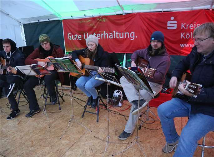 Mit Gitarrenmusik wurden die Besucher weihnachtlich eingestimmt.