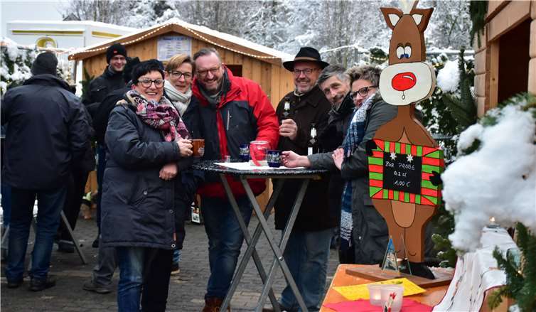 Mit Glühwein und anderen Heißgetränkentrotzte mancher Besucher vor dem KuJu der Kälte.