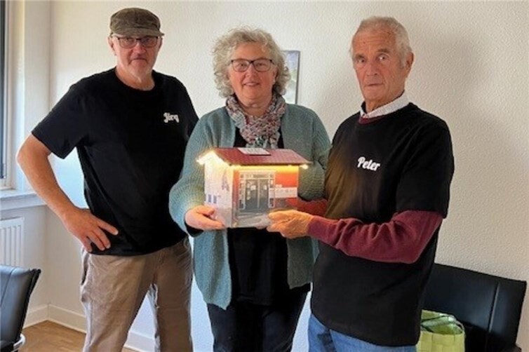 Mit Glühwein und leckeren Grillspeisen wurden die Spenden für die Kita gesammelt und in dem selbstgebastelten und beleuchtetem Kita-Gebäude an die Leitung der Kita, Frau Schulte-Beckhausen, überreicht.Foto: privat