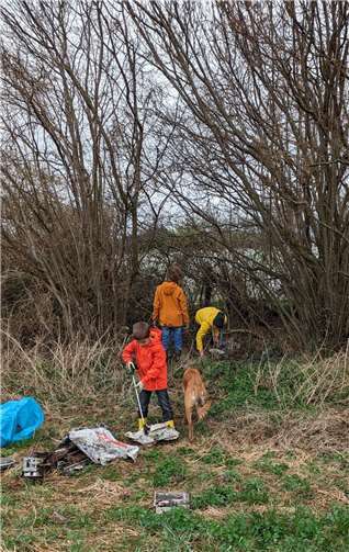 Mit Greifzange und Spürhund in der Holzemer Flur.