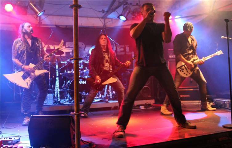 Mit „Gun Barrel“ war eine international bekannte Metal-Band zu „Rock am Markt“ gekommen. Fotos: DU