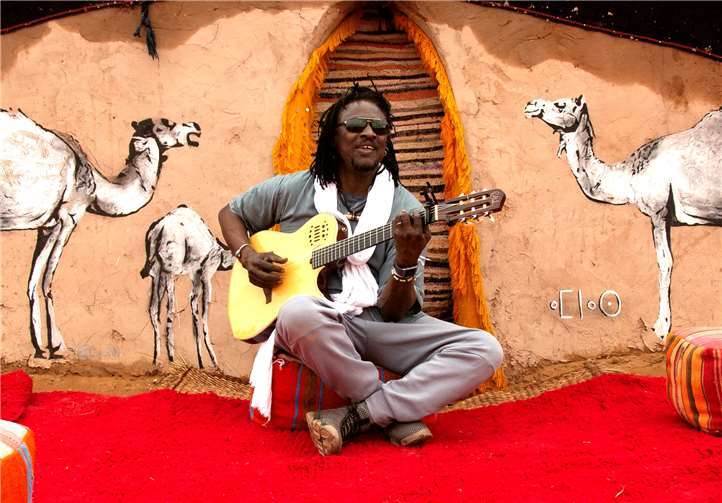Mit Habib Koite und seiner Band Bamada soll am 6. Juni einer der derzeit populärsten Musiker aus Afrika in der Region spielen – für viele Weltmusikfans bleibt die Hoffnung, dass das Gastspiel im Rahmen der Reihe „Musik in alten Dorfkirchen“ dann stattfinden darf.Foto: margotcantonlamousse