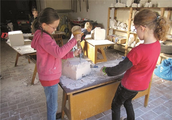 Mit Hammer und Meißel wurden die Ytongsteine bearbeitet.  privat