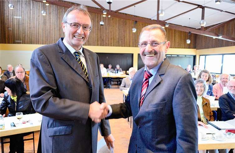 Mit Handschlag verpflichtete Landrat Reiner Kaul (links) das neue Kreistagsmitglied Peter Hof aus Neuwied.  HEP